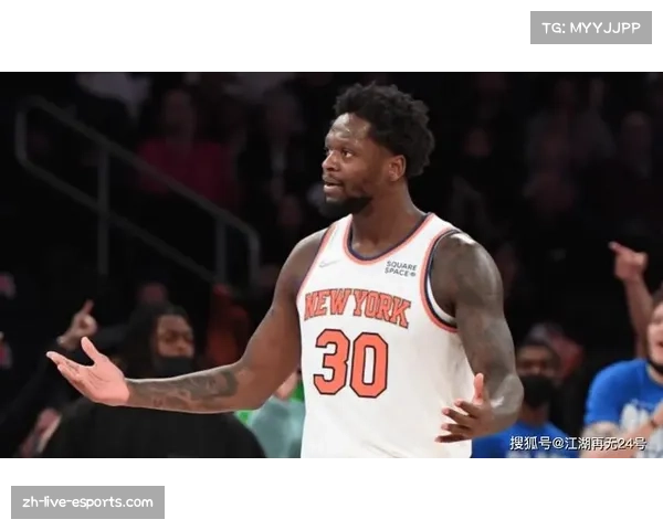 实时报道:第三节末段,骑士队连续三次通过莫布利肘区策应找到空切队友 实时报道:第三节末段,骑士队连续三次通过莫布利肘区策应找到空切队友